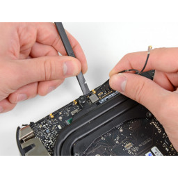 Mac mini Середина 2011 года Замена лицевой панели ввода / вывода